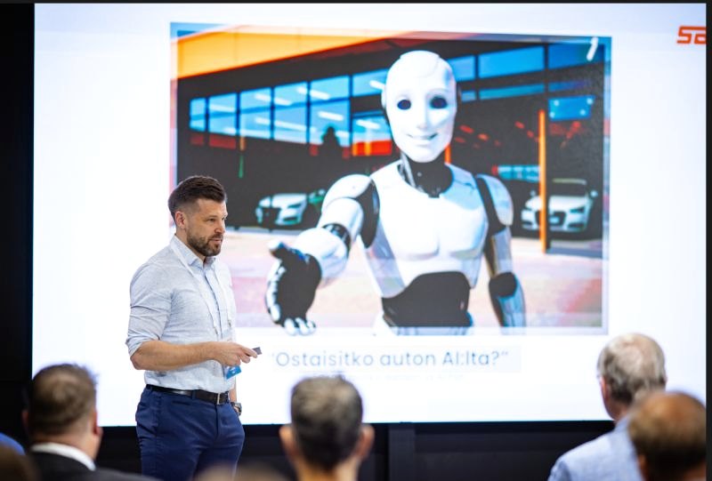 Petteri Heinonen pitämässä puheenvuoroa datasta ja tekoälystä